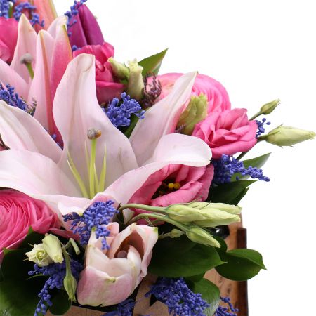 Order a beautiful bouquet of flowers with delivery to any part of the country