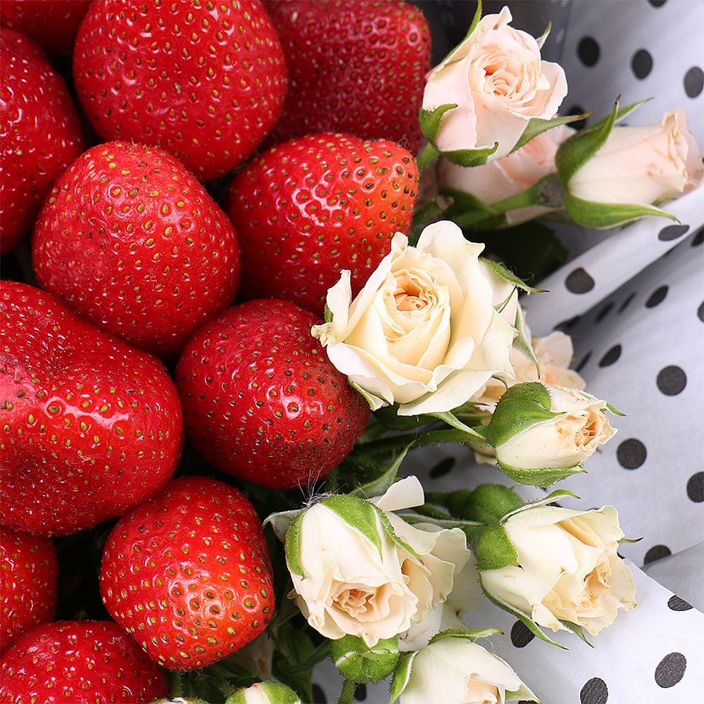 Bouquet Strawberry and roses