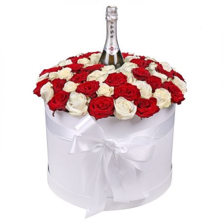 Bouquet Roses in hat box with a champagne